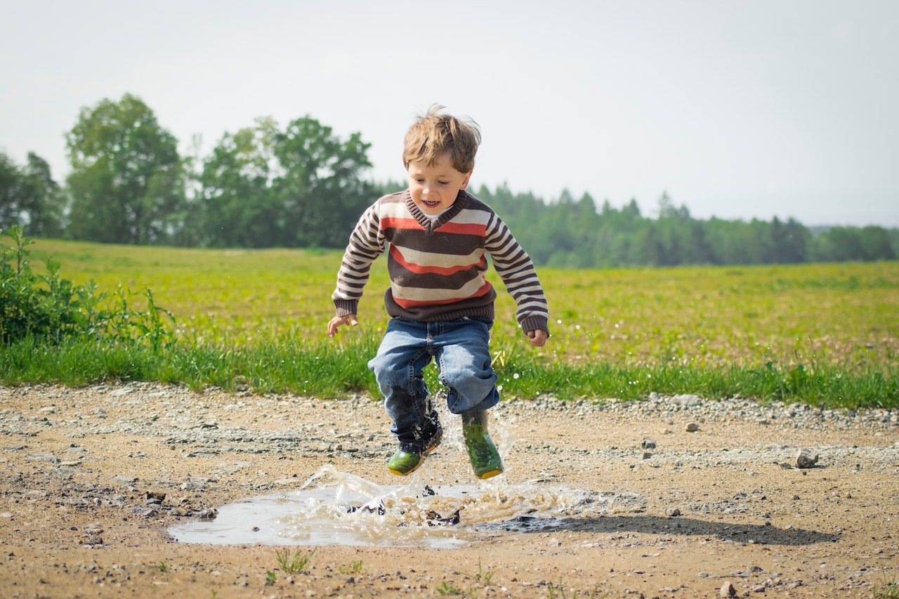 10 Ways to Encourage Independent Play in Children - blueottertoys