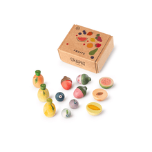 Set of wooden fruit toys with a box labeled 'Grapat' on a white background