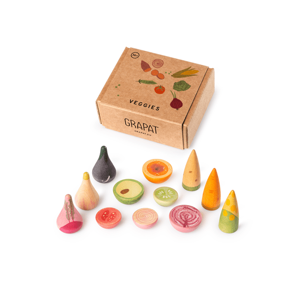 Set of wooden toy vegetables with a cardboard box labeled 'Grapat' on a white background.