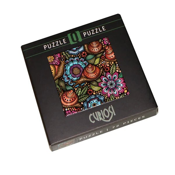 Jigsaw puzzle box with colorful snails and flowers and 'Curiosi' branding on a white background