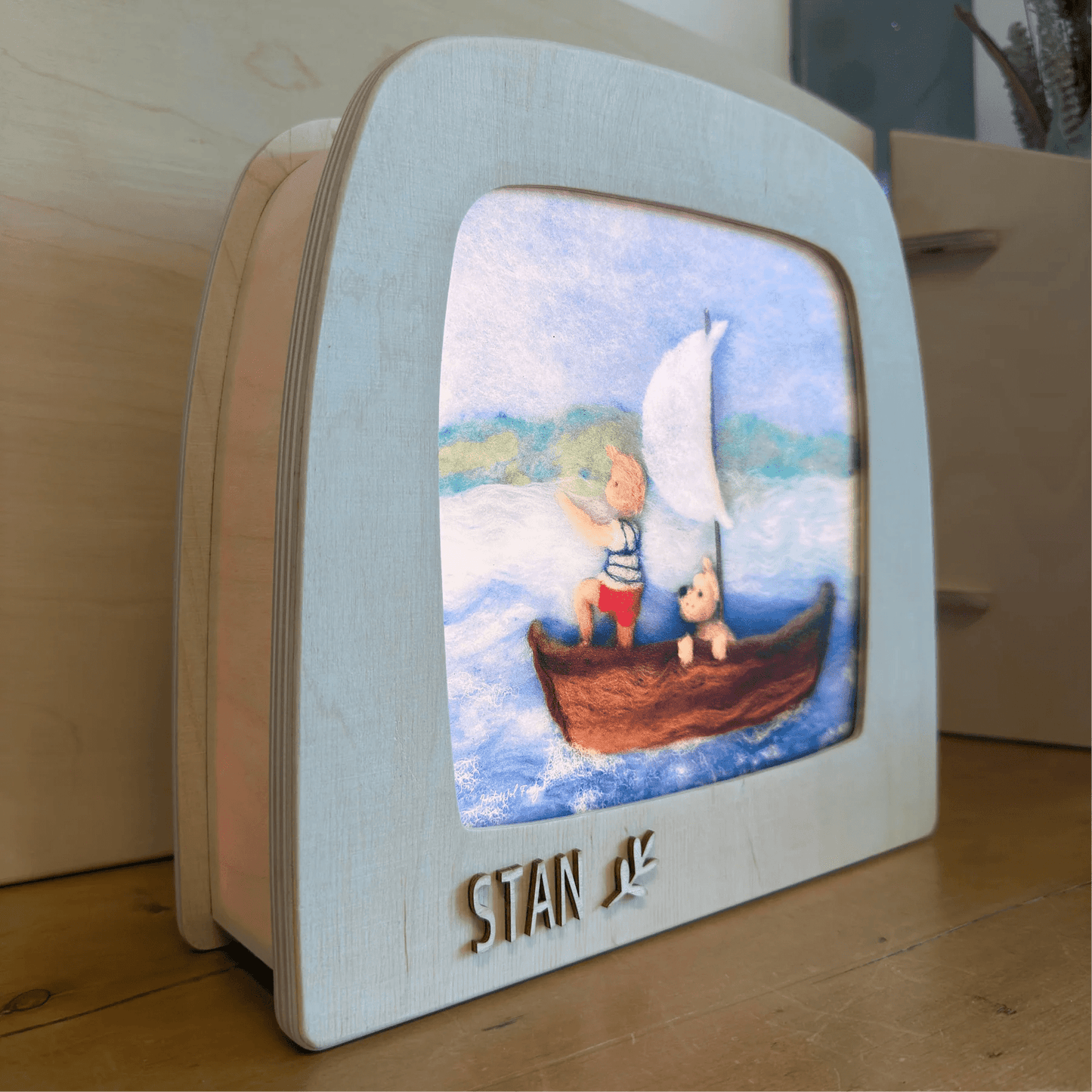 Toverlux lamp customized with the name Stan, silhouette of boy and dog in a sailboat